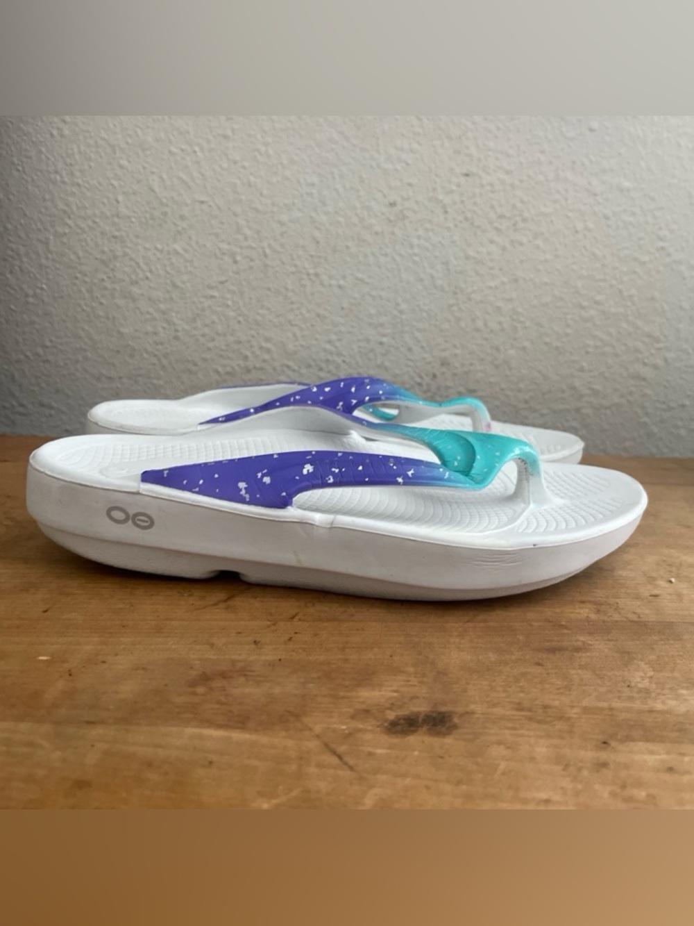 OOFOS OOLALA Luxe Women's Size 7 Flip Flop Sandal White/Teal Blue Comfort